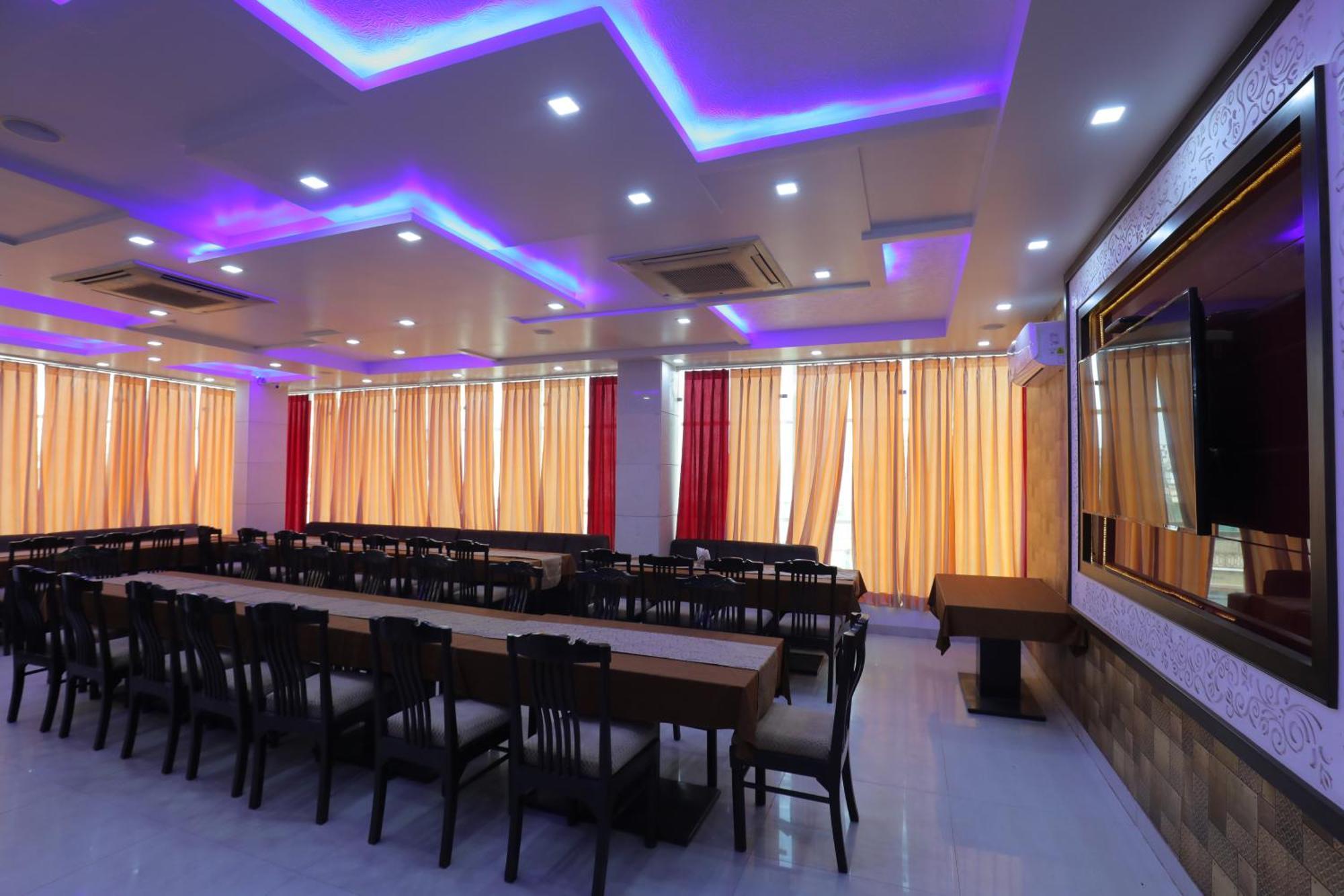 Hotel Red Carpet Tajganj Exterior photo