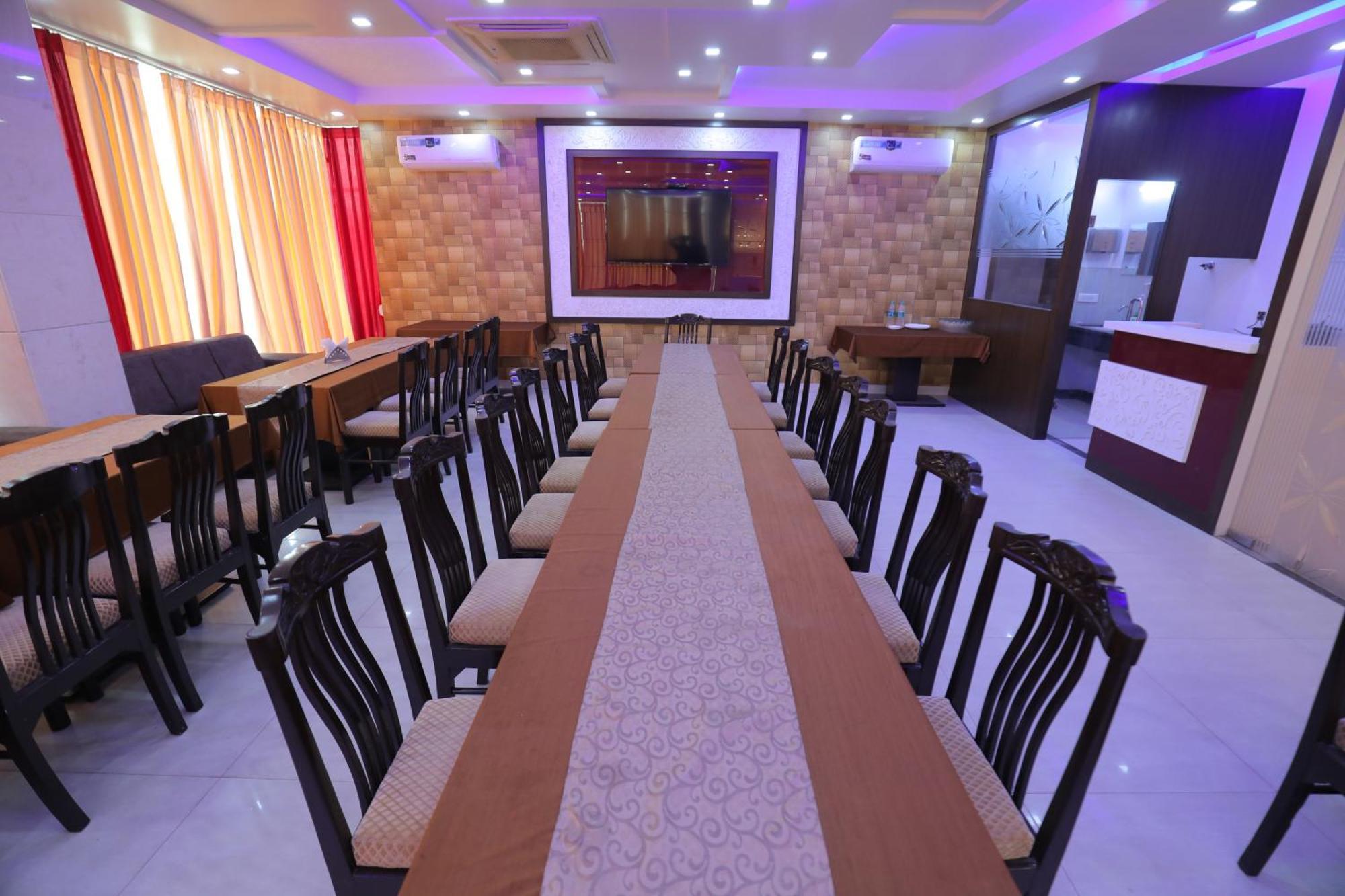 Hotel Red Carpet Tajganj Exterior photo