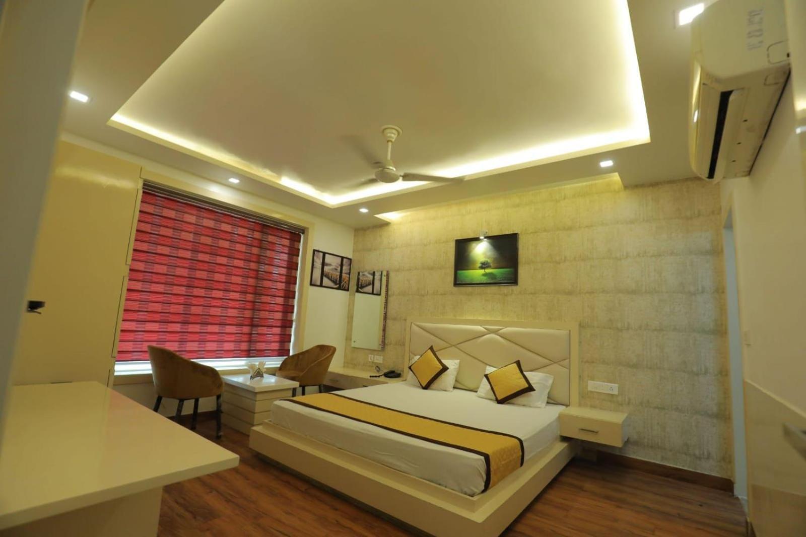 Hotel Red Carpet Tajganj Room photo