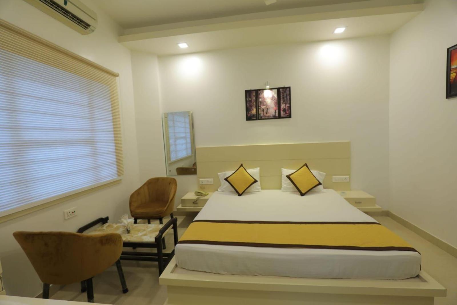 Hotel Red Carpet Tajganj Room photo